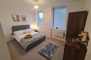 Bright, modern apartment near Gloucester and M5